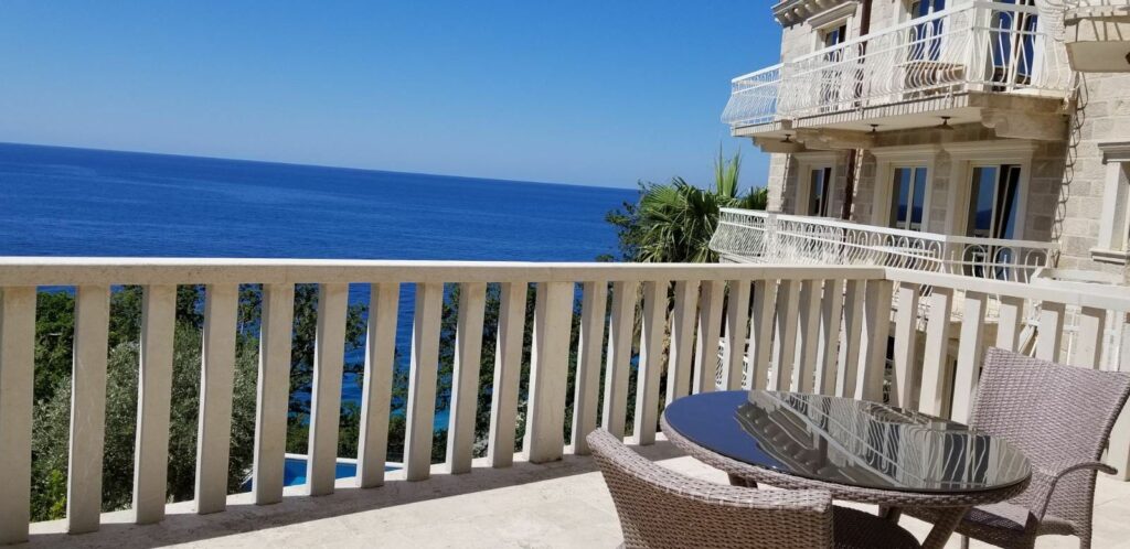 A hotel with a sea view for sale in Perazica Do 9
