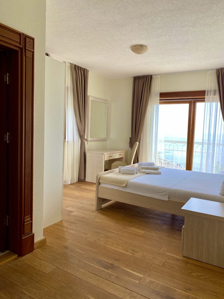 A hotel with a sea view for sale in Perazica Do 141