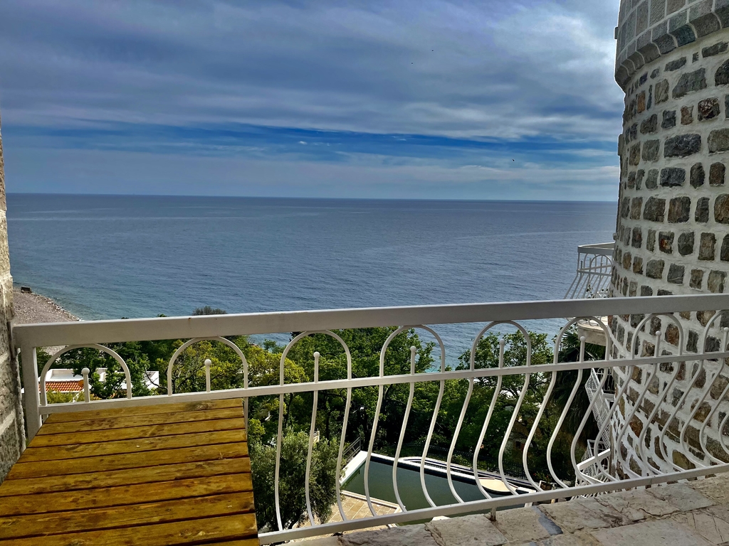 A hotel with a sea view for sale in Perazica Do 167