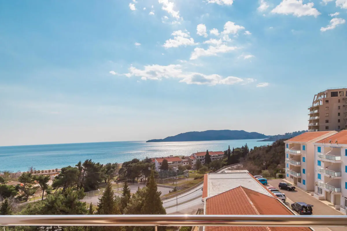 Na sprzedaż luksusowe, trzypokojowe mieszkanie o powierzchni 107m2 w kompleksie z basenem - Apartament D145