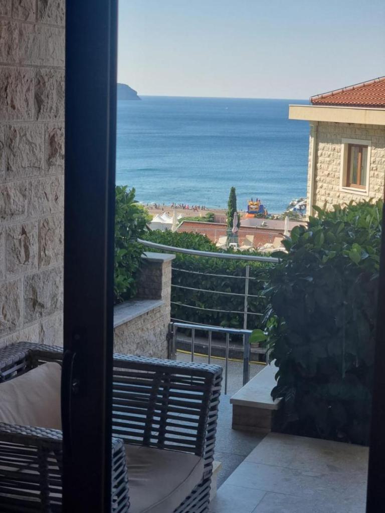 Becici - Apart hotel 4* Pogled more - Superior soba 70 kvm. Direktan izlaz sa terase na bazenu 15