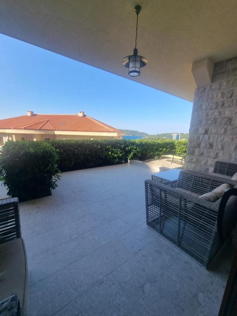 Becici - Apart hotel 4* Pogled more - Superior soba 70 kvm. Direktan izlaz sa terase na bazenu 1