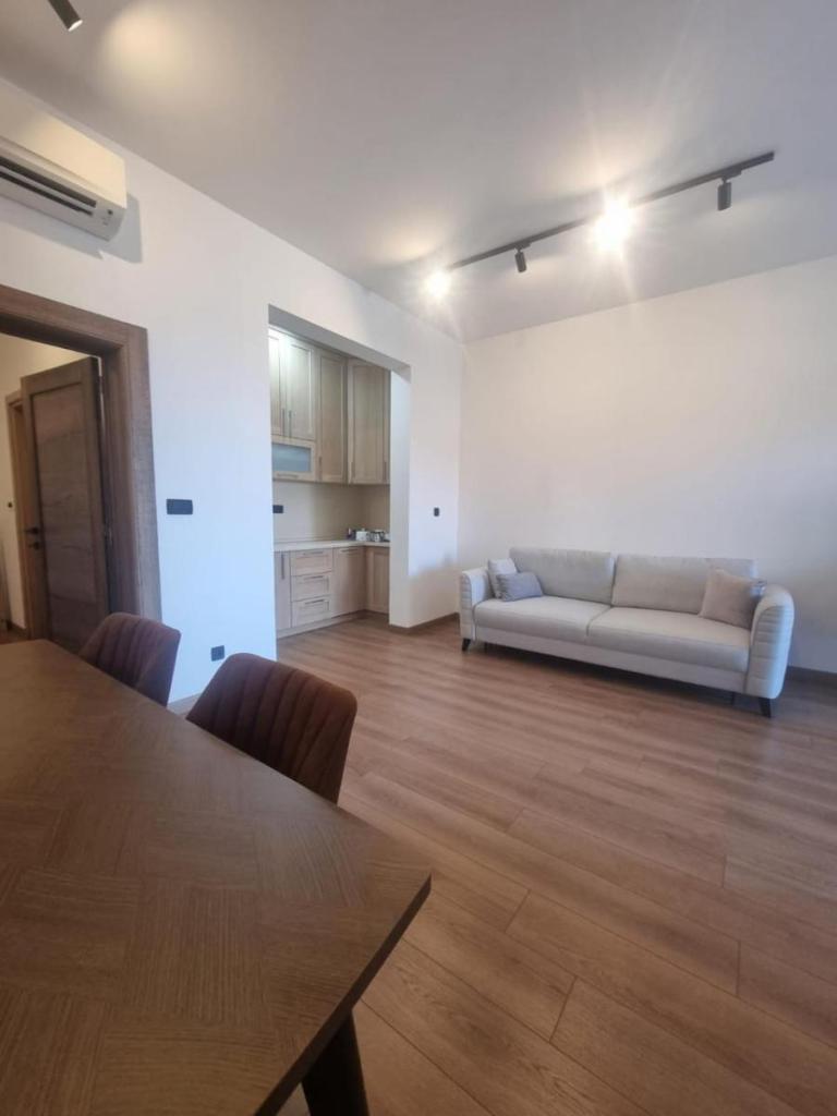 Becici - Apart hotel 4* Pogled more - Superior soba 70 kvm. Direktan izlaz sa terase na bazenu 3