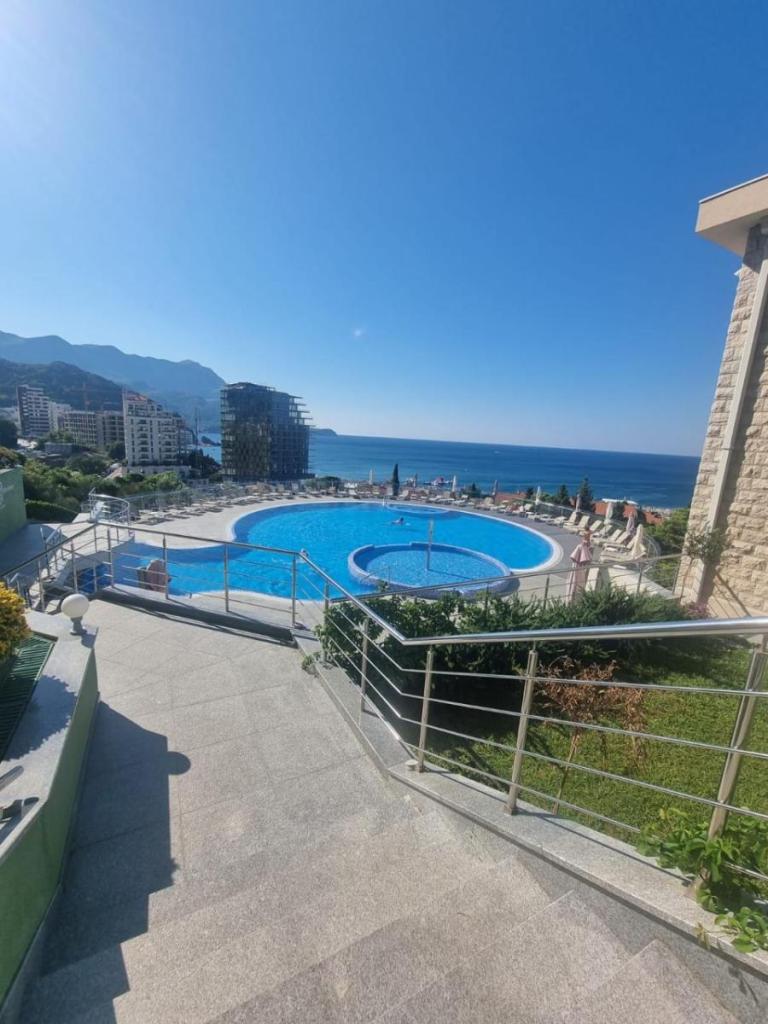 Becici - Apart hotel 4* Pogled more - Superior soba 70 kvm. Direktan izlaz sa terase na bazenu 5